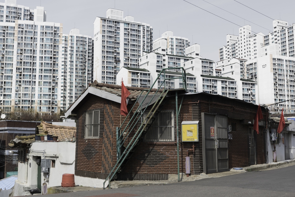 우수상 ‘아파트장벽’(이재현·서울예술대)