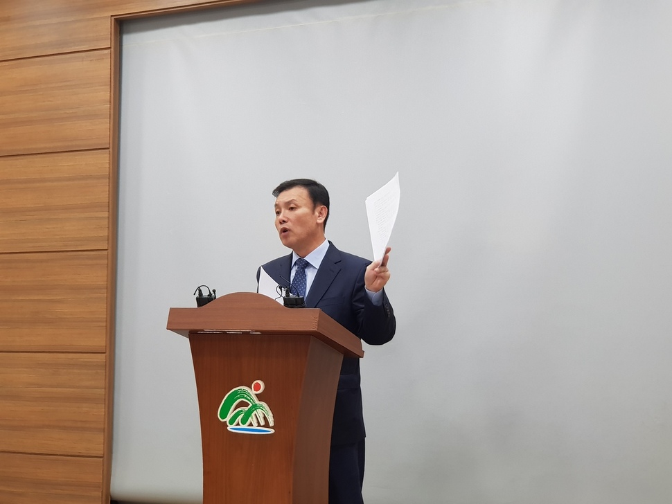 안창현 바른미래당 충북도당 선대위 수석대변인이 30일 충북도청에서 박경국 자유한국당 후보 쪽 핵심 관계자가 신용한 바른미래당 충북지사 후보 쪽에게 건넸다고 주장하는 문건을 공개하고 있다. 오윤주 기자