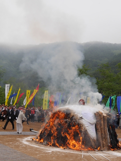 30일 금강산 건봉사에서 조오현 스님의 다비식이 열려 연화대가 불타오르고 있다. 사진 조현 종교전문기자