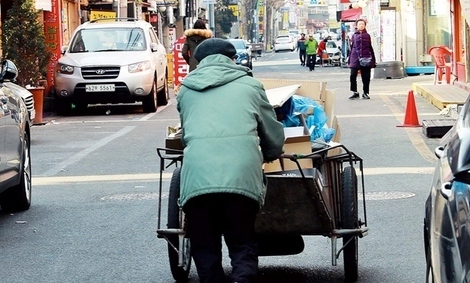[한겨레 사설] ‘노인 빈곤’ 해결 없이는 ‘소득 격차’ 못 줄인다