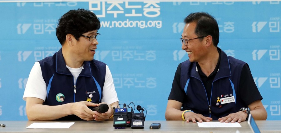 한상균 전 민주노총 위원장(왼쪽)이 31일 오전 서울 정동 민주노총 대회의실에서 열린 기자간담회에서 김명환 민주노총 위원장과 이야기를 하고 있다. 박종식 기자 anaki@hani.co.kr