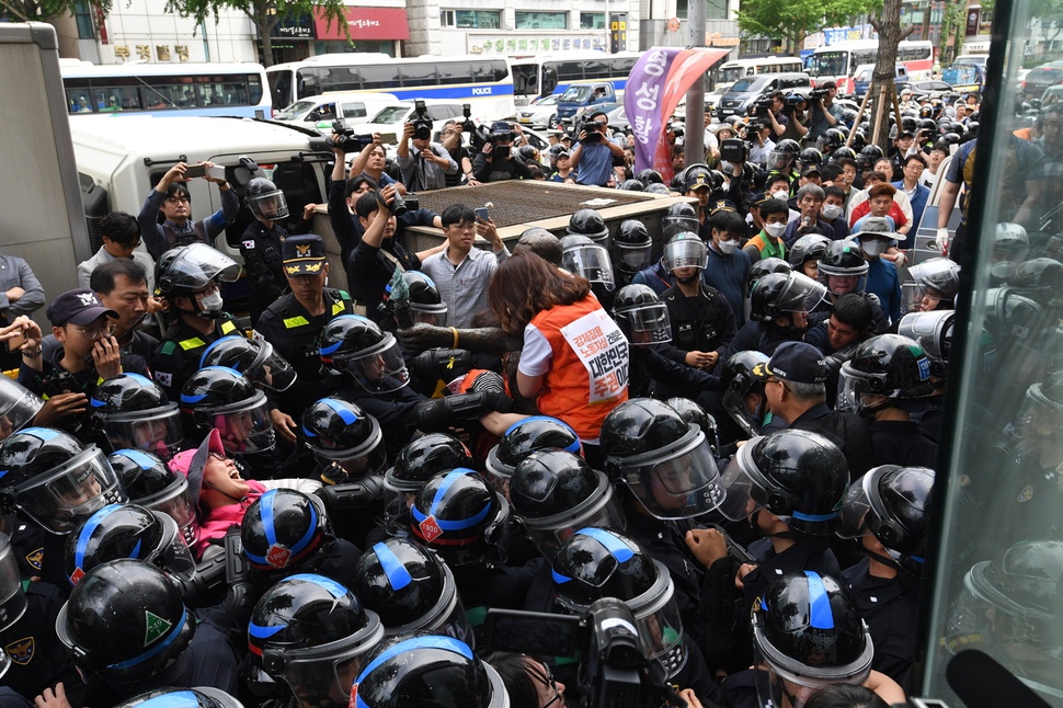 31일 부산 동구 초량동 일본총영사관 근처에 세워진 강제징용 노동자상을 부산 동구청 등이 강제철거하려고 하자 한 시민이 노동자상을 끌어안은 채 저항하고 있다. 공동취재단