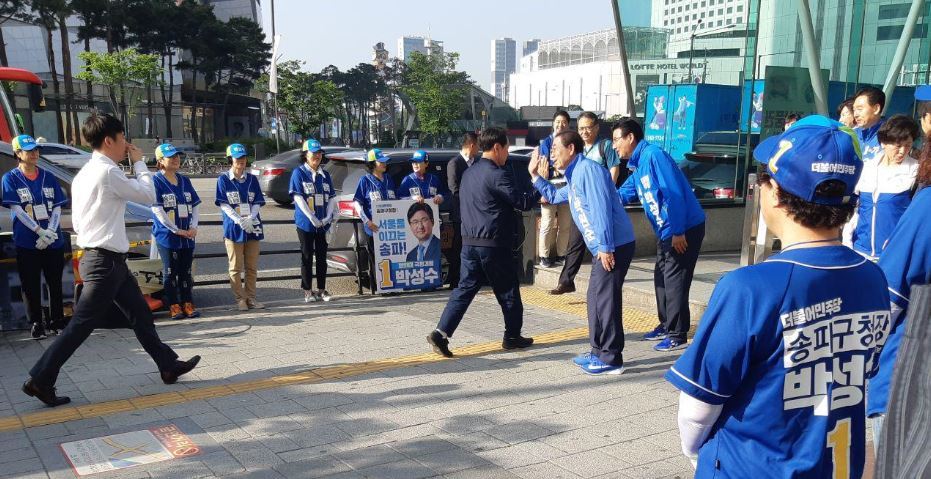 6·13 지방선거 첫 공식선거일인 31일 오전 서울 송파구 잠실역 인근에서 시민들과 손뼉을 마주치고 있는 박원순 더불어민주당 서울시장 후보.