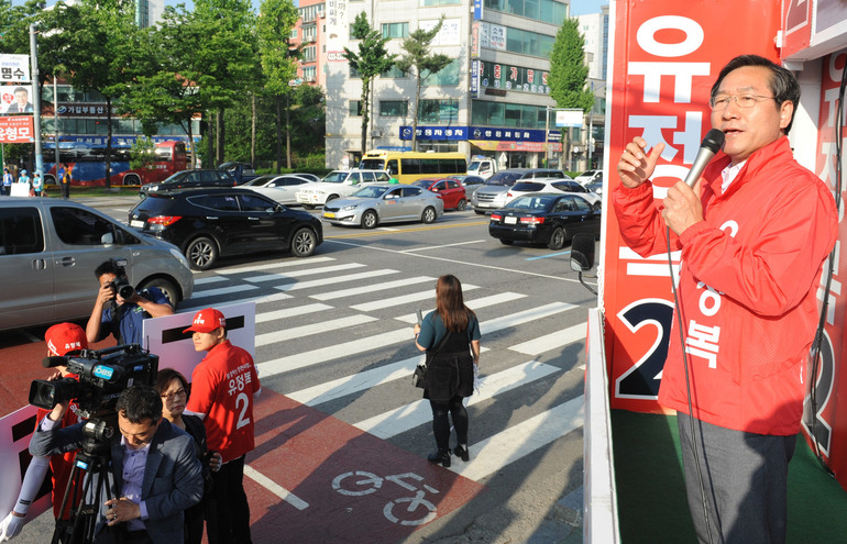 유정복 자유한국당 인천시장 후보는 31일 남동구 길병원 사거리에서 거리유세로 첫 일정을 소화했다. 유정복 선거캠프 제공