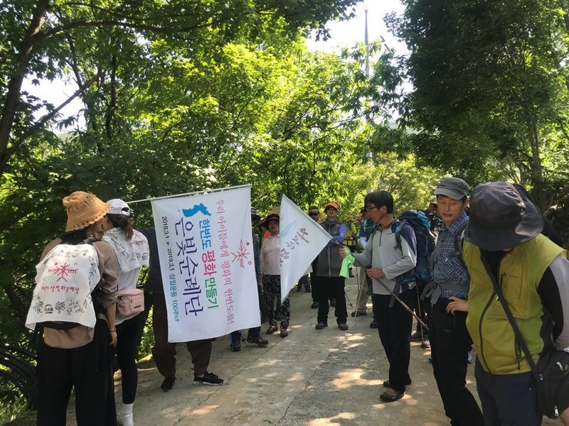 전남 영광 은빛순례단이 지난 27일 영광에서 평화 순례를 펼치고 있다. 광주는 6월 한달동안 네차례에 걸쳐 평화은빛순례가 이어진다. 은빛순례단 제공
