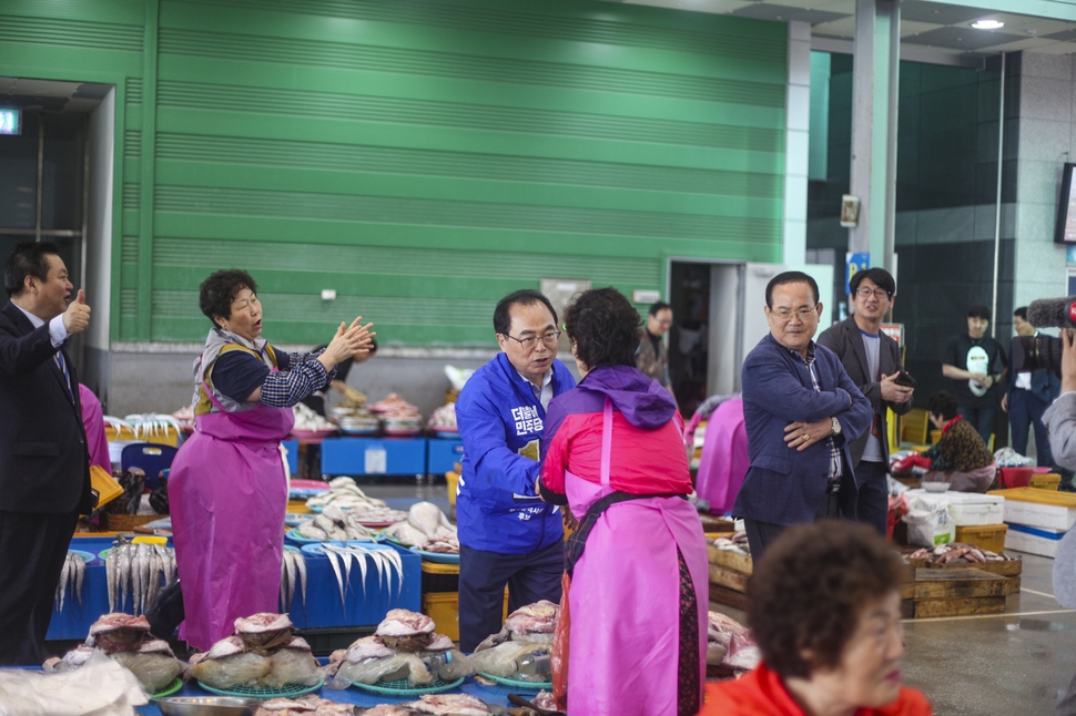 오거돈 더불어민주당 부산시장 후보가 31일 아침 서구 충무동 새벽시장과 중구 자갈치시장을 돌며 인사를 하고 있다. 오거돈 후보 선거사무소 제공