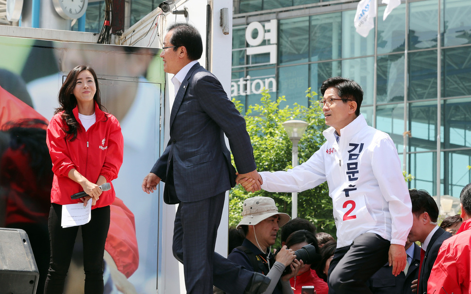 자유한국당 홍준표 대표가 31일 오전 서울역에서 열린 김문수 서울시장 후보 출정식에서 김후보와 단상에 올라가고 있다. 김경호 선임기자 jijae@hani.co.kr