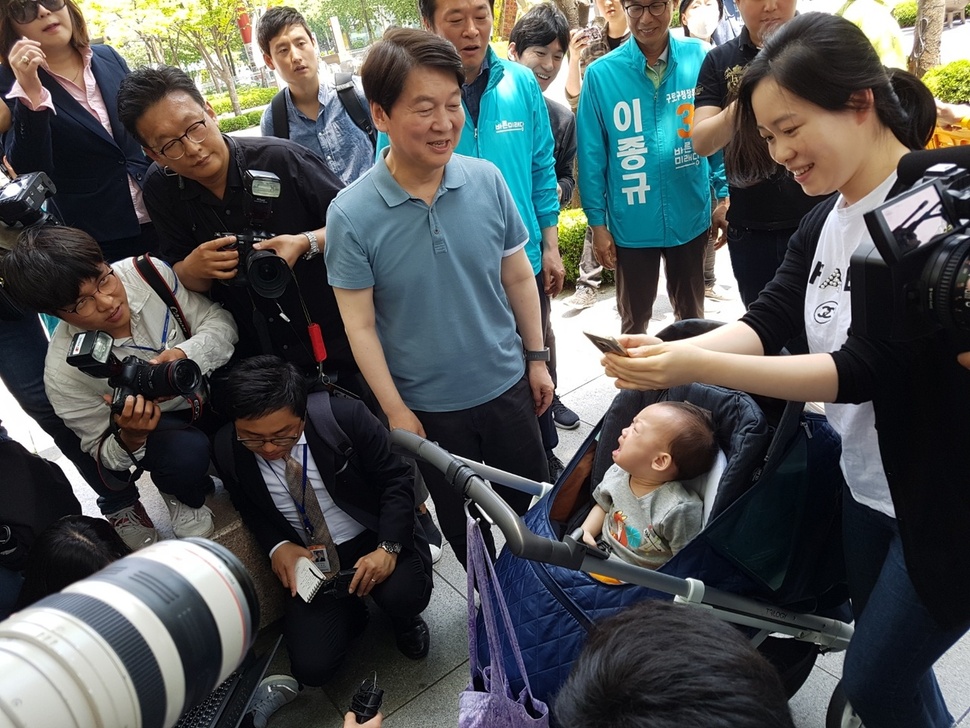 안철수 바른미래당 서울시장 후보가 31일 서울 구로구 테크노마트 앞에서 시민들을 만나고 있다. 송경화 기자