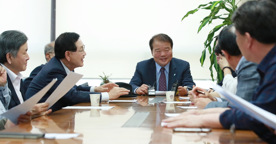 신한용 개성공단기업협회 회장(가운데)을 비롯한 입주기업 대표들이 4월30일 오후 서울 여의도 협회 사무실에서 월례회의를 열고 있다. 남북정상회담과 판문점 선언에 따라 개성공단이 재가동될 수 있을 것으로 보여 이들의 얼굴에 모처럼 웃음꽃이 피었다. 연합뉴스