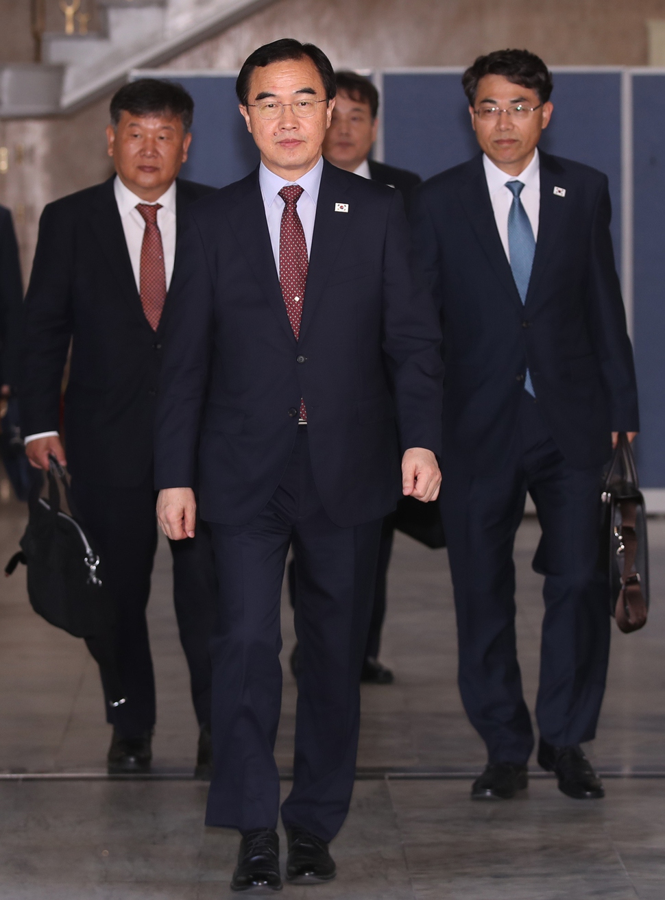 판문점 선언 이행을 위한 첫번째 남북 고위급회담 우리측 대표단인 조명균 통일부 장관 등이 1일 오전 서울 종로구 삼청동 남북회담본부에서 출발하고 있다. 대표단은 조 장관 외에 김정렬 국토교통부 2차관과 노태강 문화체육관광부 2차관, 김남중 통일부 통일정책실장, 안문현 국무총리실 심의관으로 구성됐다. 연합뉴스