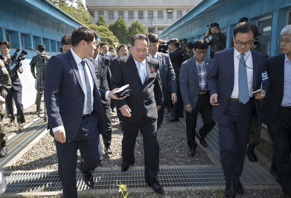 1일 오전 판문점 남쪽 평화의집에서 열린 남북 고위급회담에 참석한 리선권 조국평화통일위원회 위원장이 군사분계선을 넘어 남쪽으로 들어오고 있다. 사진공동취재단