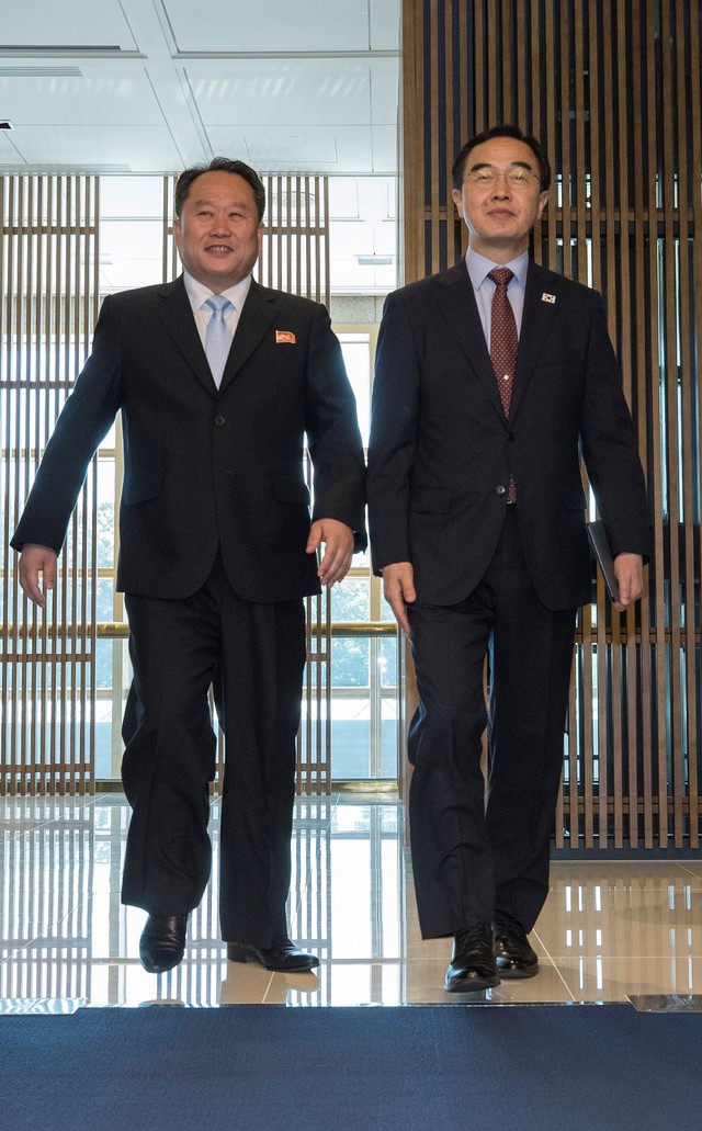 1일 오전 판문점 평화의집에서 열린 남북고위급회담에서 조명균 통일부 장관(오른쪽)과 리선권 조국평화통일위원회 위원장이 함께 입장하고 있다. 사진공동취재단