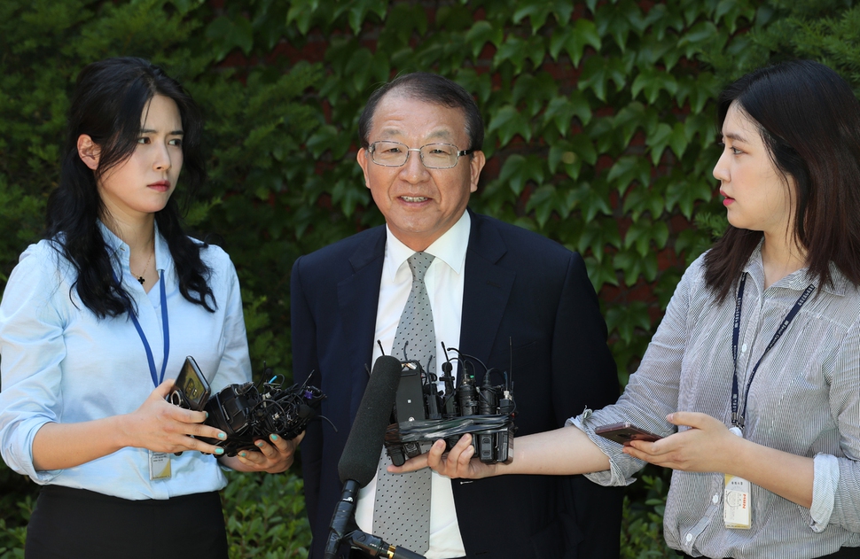 양승태 전 대법원장이 1일 오후 경기도 성남시 수정구 시흥동 집 인근 놀이터에서 재임 시절 일어난 법원행정처의 재판거래 파문과 관련해 이야기를 하고 있다. 이종근 기자 root2@hani.co.kr