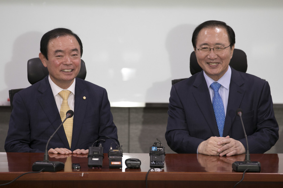 ‘민주평화당-정의당 공동교섭단체 협약식’이 4월1일 오후 국회 의원회관에서 열려 장병완 민주평화당 원내대표(왼쪽), 노회찬 정의당 원내대표가 참석해 인사를 나누고 있다. 김성광 기자 flysg2@hani.co.kr