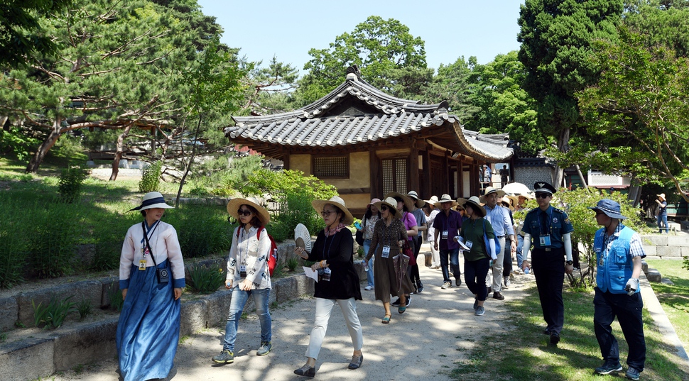 1일 오후 온라인으로 신청한 일반 관람객들이 칠궁을 관람하고 있다. 청와대사진기자단
