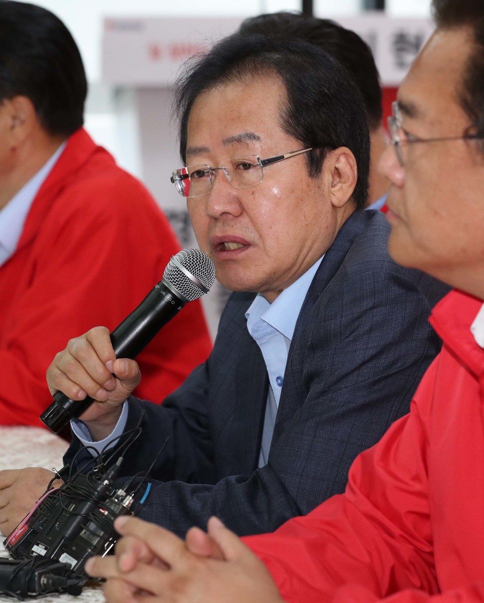 홍준표 자유한국당 대표가 1일 오전 김기현 울산시장 후보 선거사무소에서 열린 경제대책회의에서 발언하고 있다. 연합뉴스