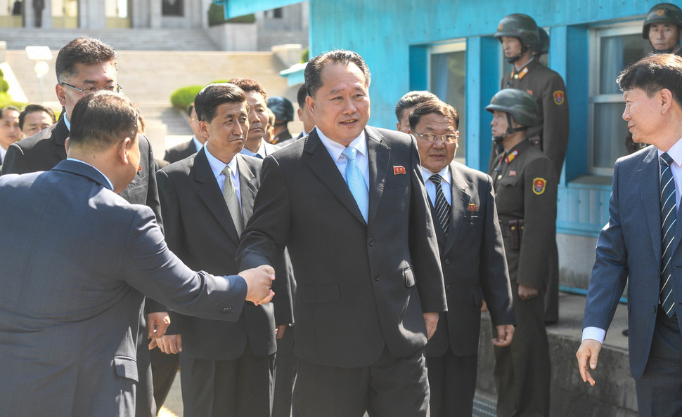 리선권 조국평화통일위원회 위원장을 비롯한 북측 대표단이 1일 오전 판문점 남측 평화의집에서 열린 '남북고위급회담'에 참석하기 위해 군사분계선으로 이동하고 있다. 사진공동취재단