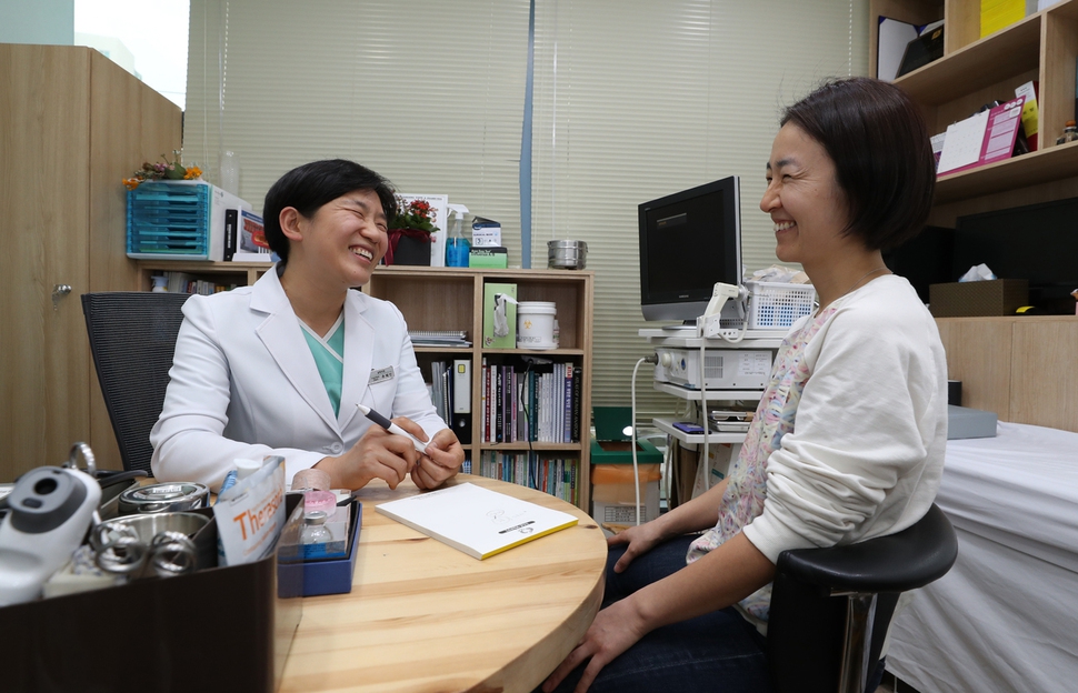 추혜인 살림의원 원장이 지난달 21일 서울 은평구 구산동에 있는 살림의원 진료실에서 환자와 상담을 하던 중 함께 웃고 있다. 강재훈 선임기자 khan@hani.co.kr