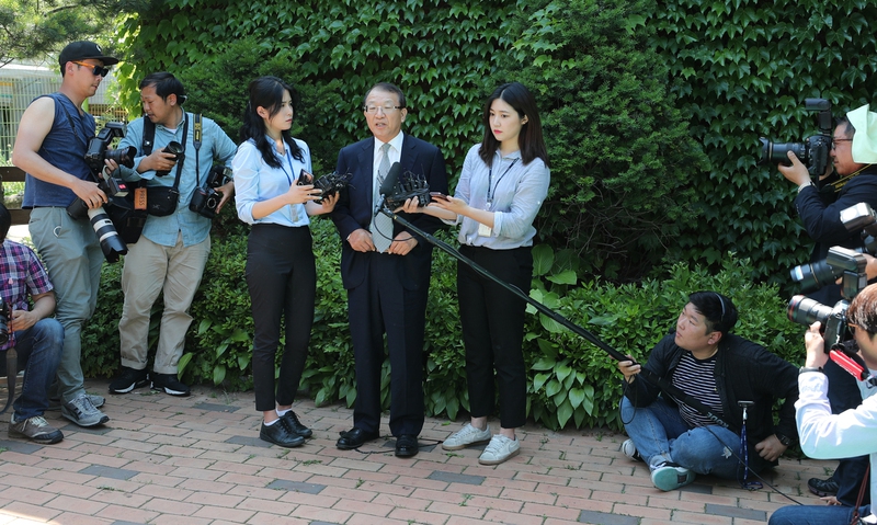 양승태 전 대법원장이 1일 오후 경기도 성남시 수정구 시흥동 집 인근 공원에서 기자들과 만나 재임 시절 일어난 법원행정처의 재판 거래 파문과 관련한 입장을 밝히고 있다. 그는 “재임 시 부적절한 일이 있었다는 지적이 사실이라면 막지 못해 송구하다”면서도 “대법원이나 하급 재판에 부당하게 간섭하거나 관여한 바가 결단코 없다”고 부인했다. 이종근 기자 root2@hani.co.kr
