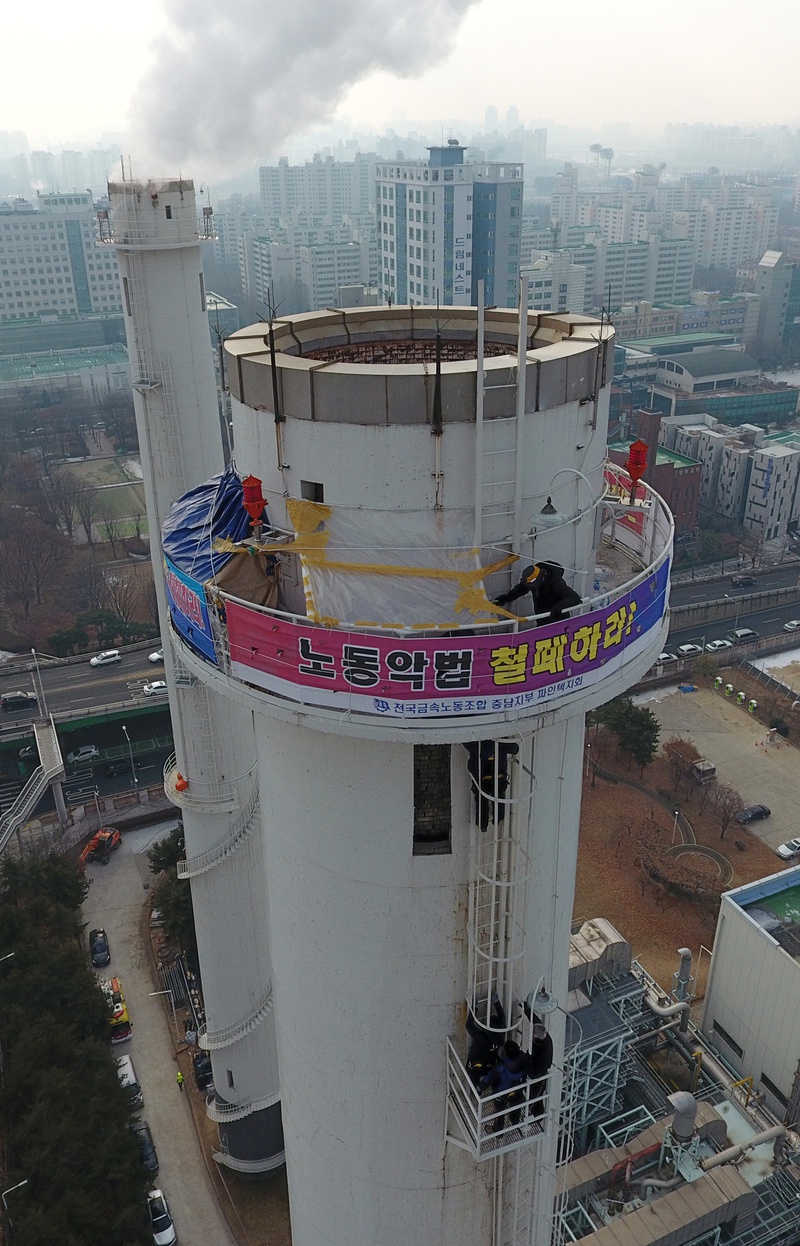 조영선 국가인권위원회 사무총장과 의료진(한의사 오춘상, 인도주의실천의사협의회 홍종원)이 1월14일 오전 홍기탁·박준호씨가 고공농성 중인 굴뚝에 오르고 있다. 이정아 기자 leej@hani.co.kr