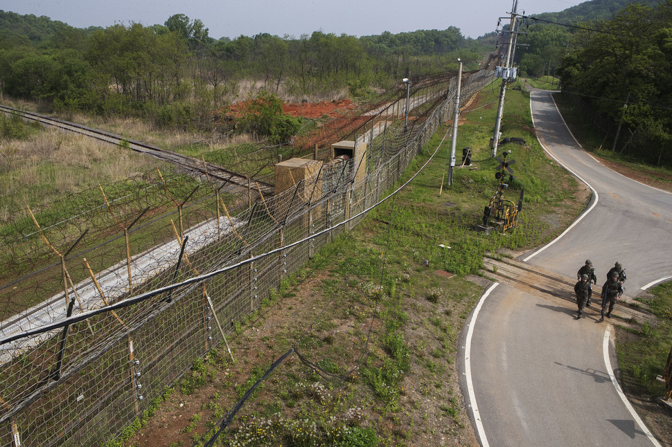 15일 경기도 파주시 서부전선 비무장지대(DMZ) 남방한계선에서 철책으로 가로막힌 경의선 철로. 본격적인 경제협력 단계에 들어서면 경의선 연결이 최우선적으로 추진될 전망이다. 연합뉴스