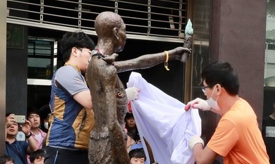 [포토] 지게차로 철거되는 부산 강제징용 노동자상