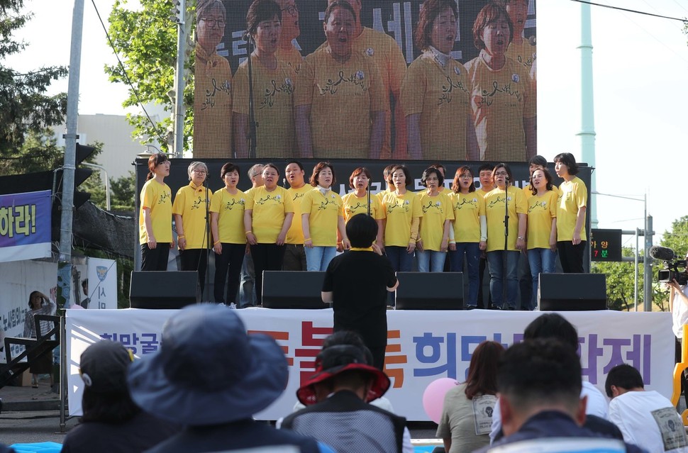 2일 오후 서울 양천구 목동 열병합발전소 앞에서 열린 굴뚝 200일 울뚝불뚝 희망문화제에서 416합창단이 노래를 부르고 있다. 백소아 기자 thanks@hani.co.kr