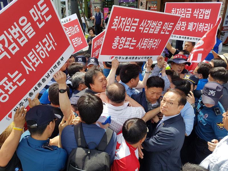 3일 오전 충남 천안 천안터미널 앞에서 연 홍영표 원내대표(오른쪽 아래)의 지원유세에 민주노총 충남본부 조합원들이 찾아와 “‘최저임금 삭감법’을 만든 민주당을 규탄한다”며 항의 시위를 벌였다. 민주노총 제공