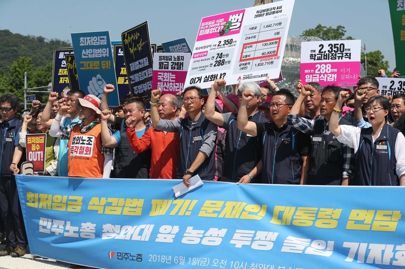 지난 1일 오전 서울 종로구 청와대 앞 분수대에서 민주노총 조합원들이 기자회견을 열어 최저임금 삭감법 폐지와 문재인 대통령과의 면담을 촉구하고 있다. 백소아 기자 thanks@hani.co.kr