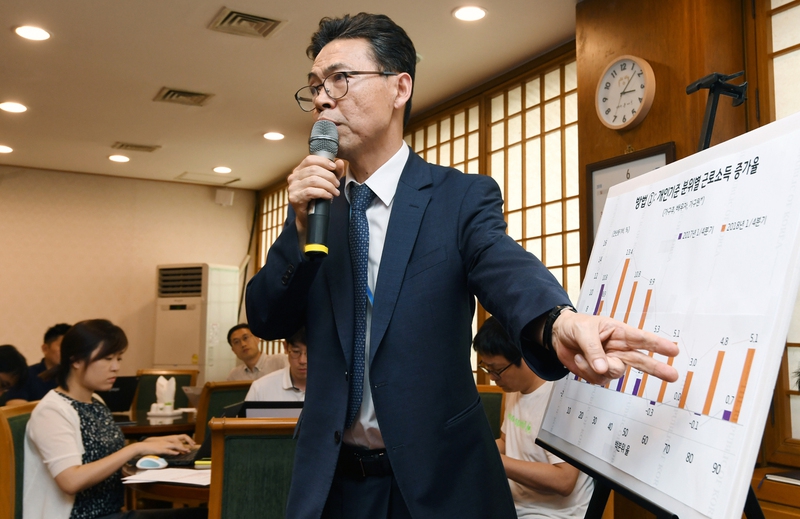 홍장표 청와대 경제수석이 3일 청와대 춘추관에서 가계 소득동향 관련 기자 간담회를 갖고 있다. 청와대사진기자단.