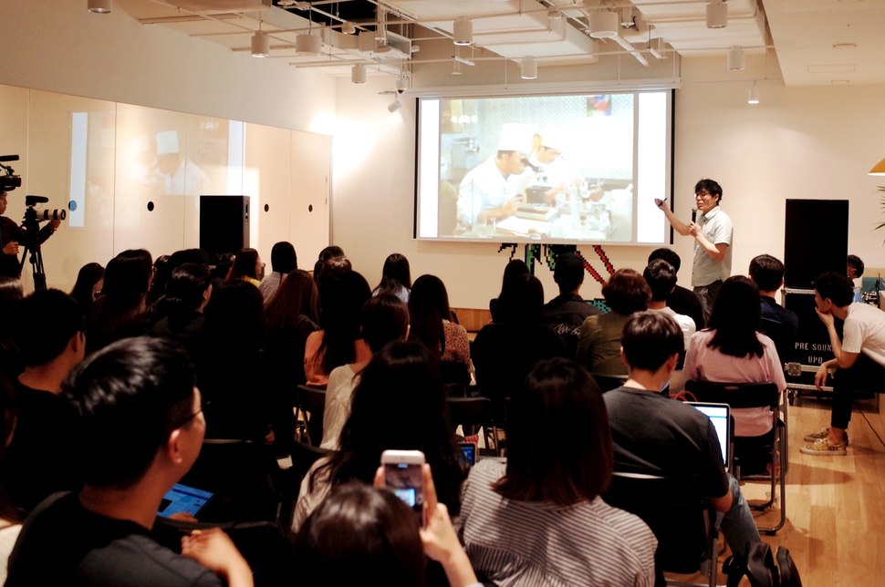지난달 31일 서울 중구 위워크 서울역점에서 열린 ‘2018 스페이스 오디티’ 콘퍼런스에서 박찬일 셰프가 평양냉면을 주제로 강연하고 있다. 스페이스 오디티 제공