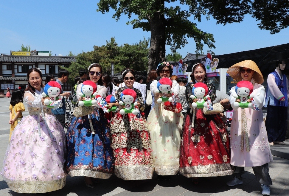 공약인형을 뽑은 방문객들이 지난 2일 전주 한옥마을에서 공약인형을 선보이고 있다. 전북선관위 제공