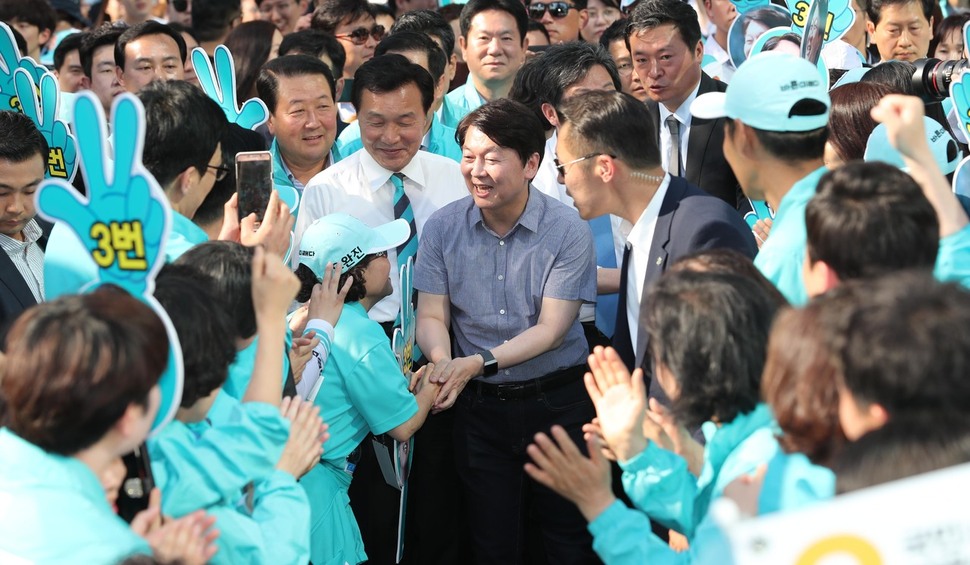 바른미래당 안철수 서울시장 후보가 3일 서울 강남역 인근에서 거리유세를 펼치며 지지자들과 인사하고 있다.강창광 기자 chang@hani.co.kr