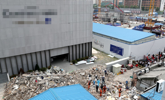 4일 오전 서울 용산구 한강로2가 건물 붕괴 현장에서 국과수 관계자 및 경찰 과학수사대원, 소방대원들이 합동감식작업을 하고 있다. 연합뉴스