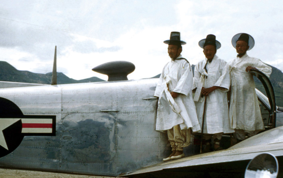 1952년 대전 둔산지구 비행장으로 추정되는 곳에서 고무신에 흰색 도포, 갓을 차려입은 신사들이 사진을 찍고 있다. 육군 제공