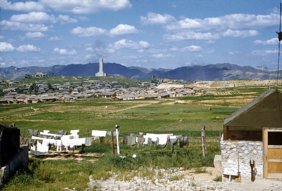 1952년 대전 선화동 영렬탑과 시가지 모습. 6·25전쟁 당시 참전 미군인 토마스 상사가 찍은 슬라이드 필름을 외손자인 뉴턴 주한 미8군 소속 1지역대 사령관이 우리 군에 기증한 것이다. 육군 제공