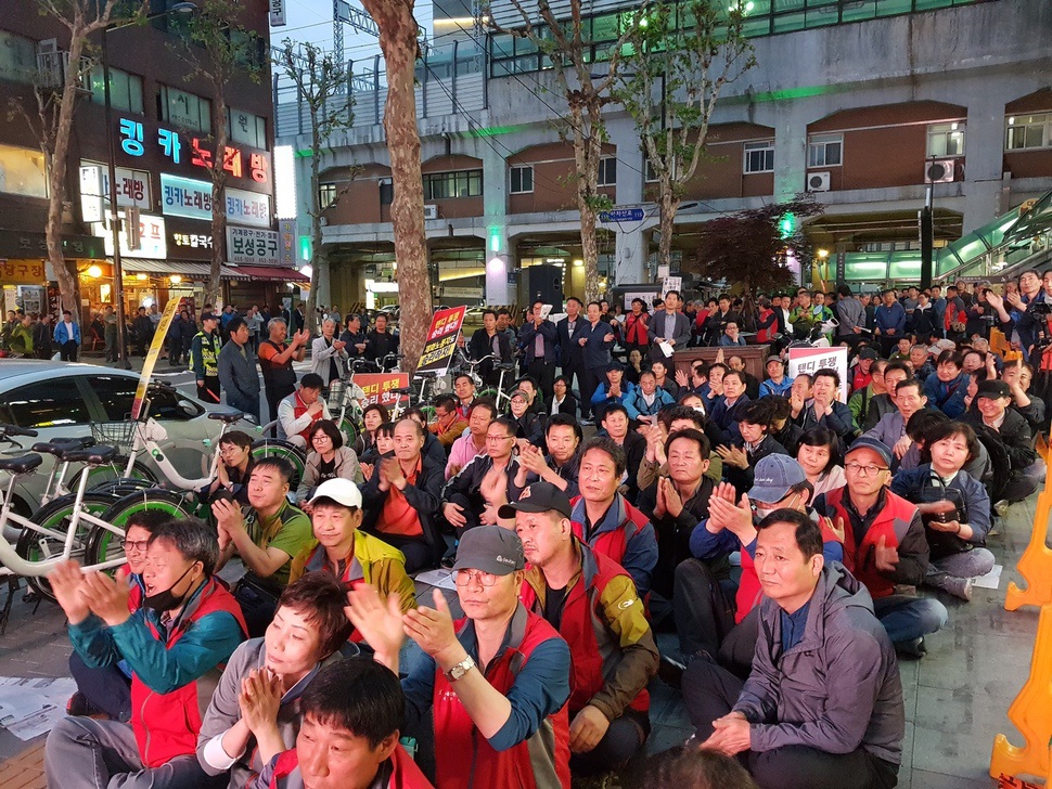 지난달 11일 서울지하철 2호선 성수역 2번 출구 앞에서 민주노총 서울본부 주최로 열린 ‘성수동 제화노동자 결의대회’에 제화 노동자들이 참여하고 있다. 선담은 기자 sun@hani.co.kr