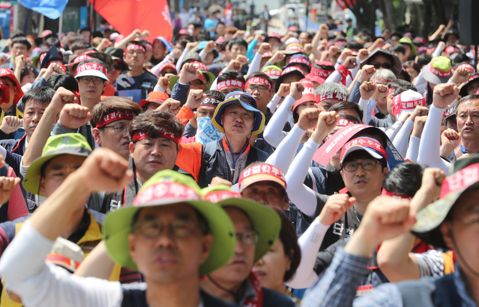 5일 오전 서울 종로구 세종로공원 앞에서 열린 최저임금법 개악 폐기를 위한 한국노총 결의대회에서 참석자들이 최저임금 개정안 폐기를 촉구하는 구호를 외치고 있다. 이들은 집회를 마친 뒤 청와대 앞으로 행진했다. 신소영 기자