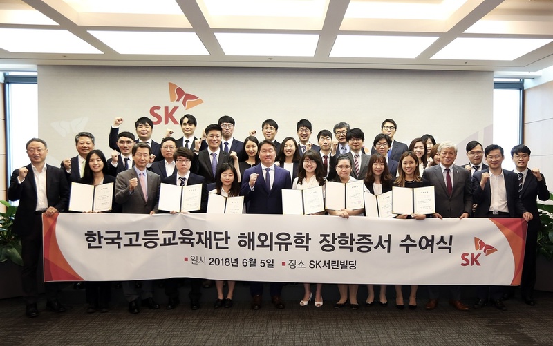 5일 서울 종로구 에스케이 서린빌딩에서 열린 ‘한국고등교육재단 해외유학 장학증서 수여식’에서 최태원 에스케이 회장과 재단이 선발한 유학생들이 기념사진을 찍고 있다. 에스케이 제공