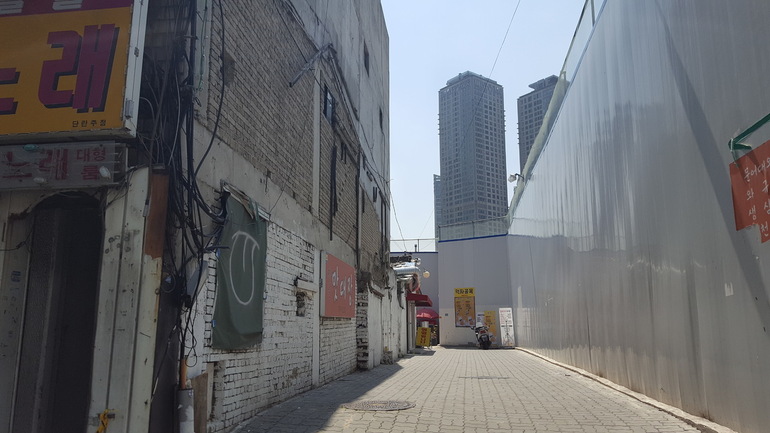 지난 3일 무너져 내린 서울 용산구의 4층짜리 상가 건물 인근 3층짜리 건물의 외벽이 부분 철거된 뒤 방치되면서 곳곳에 벽돌이 떨어져 나가거나 마감재가 그대로 매달려 있다.