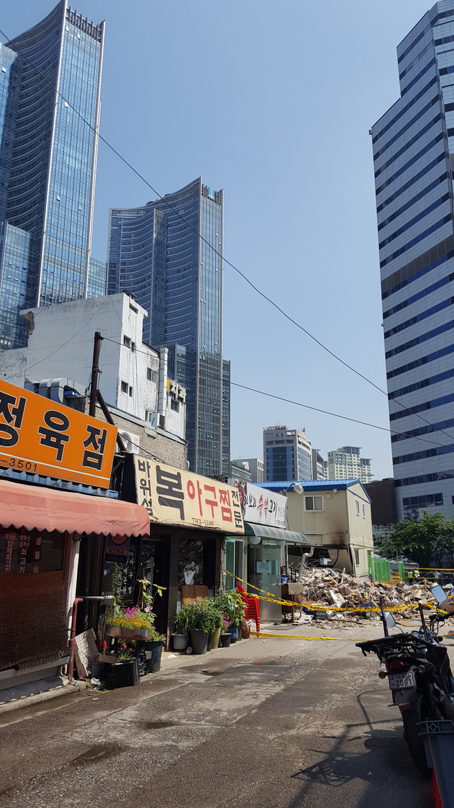지난 3일 붕괴한 서울 용산구의 4층짜리 상가 건물 인근 먹자골목 상가들이 사고 처리로 개점휴업한 상태다.