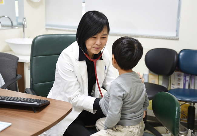 식품 알레르기로 병원을 찾은 환아를 이수영 아주대 소아청소년과 의사가 진료하고 있는 모습이다. 식품 알레르기는 과거 증상, 혈액 검사, 피부 반응 검사, 식품 유발 검사 등을 통해 진단한다. 아주대병원 제공