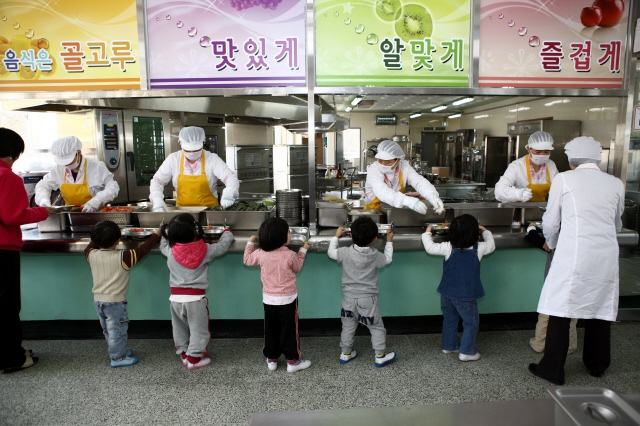 경남의 한 초등학교에서 이 학교 소속 학생들이 급식을 받기 위해 줄을 서고 있다. 어린이집이나 병설 유치원 등에서는 급식을 할 때 알레르기 유발 물질들을 표시하고 알리도록 하고 있다. 류우종 한겨레21 기자 wiryu@hani.co.kr