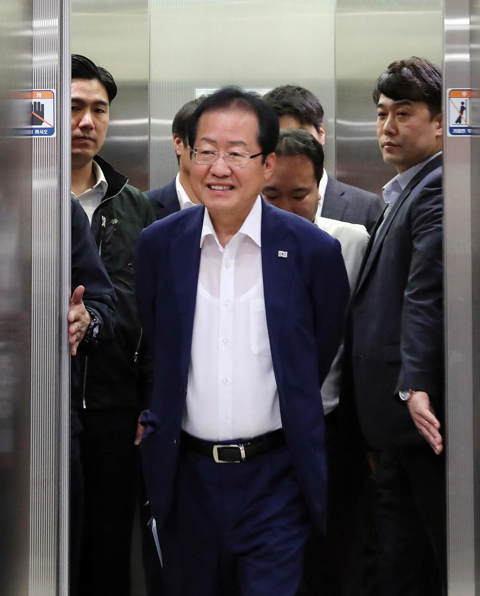 홍준표 자유한국당 대표가 5일 오전 서울 여의도 당사에서 열린 중앙선대위 선거 중반 판세분석회의에 참석하고 있다. 김경호 선임기자 jijae@hani.co.kr