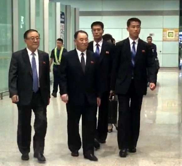미국 방문을 마친 김영철 북한 노동당 부위원장 겸 통일전선부장이 3일 저녁 중간 경유지인 베이징(北京)에 도착했다. 김정은 북한 국무위원장의 ‘‘복심‘‘인 김영철 부위원장은 이날 오후 7시께(현지시간) 뉴욕발 중국국제항공편을 이용해 베이징 서우두(首都) 공항에 내려 북한 경호원들의 호위를 받으며 귀빈실이 아닌 일반 통로를 통해 빠져나갔다. 베이징/연합뉴스