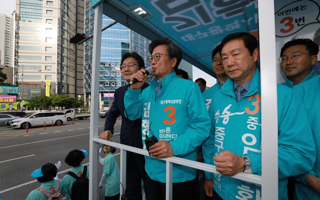 6·13 지방선거 대구 시장 후보들이 5월30~31일 시민들에게 한 표를 호소하고 있다. 위쪽 사진부터 임대윤 더불어민주당 후보, 권영진 자유한국당 후보, 김형기 바른미래당 후보. 권 후보는 31일 오후 중구 반월당 유세 현장에서 한 여성에게 밀려 넘어져 꼬리뼈를 다쳤다. 류우종 기자