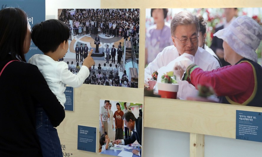 [사설 속으로] 한겨레·중앙일보, ‘문재인 정부 출범 1년’ 사설 비교해보기