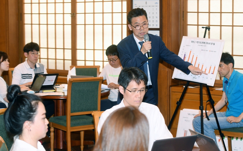 홍장표 청와대 경제수석이 지난 3일 청와대 춘추관에서 최저임금 인상 효과 관련 기자 간담회를 갖고 있다. 청와대사진기자단.