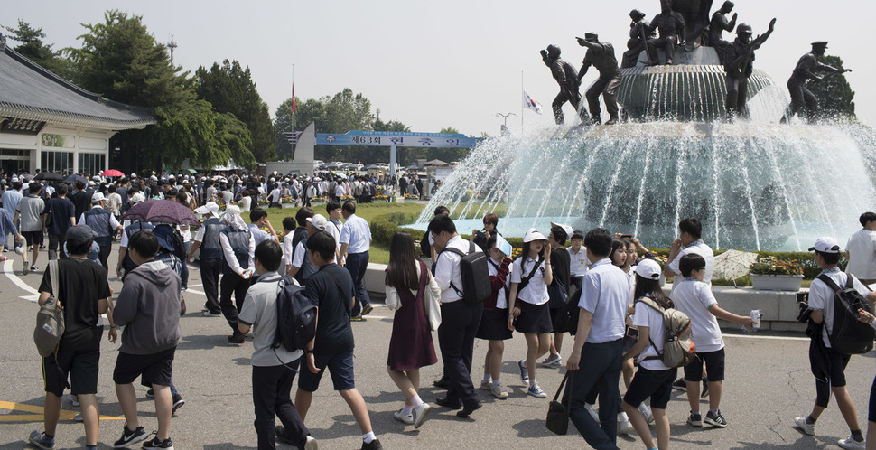 현충일인 6일 오전 서울 동작구 현충원을 찾은 학생과 시민들이 분수대 주변을 가득 메우고 있다. 김성광 기자