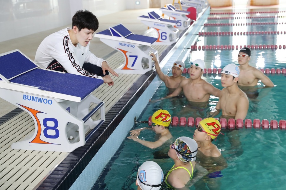 한국 수영의 간판 박태환 선수가 지난달 광주 남부대수영장에서 초·중학생 수영 유망주를 상대로 영법 지도 등 일일 멘토링 행사를 하고 있다. 2019 광주세계수영선수권대회조직위 제공